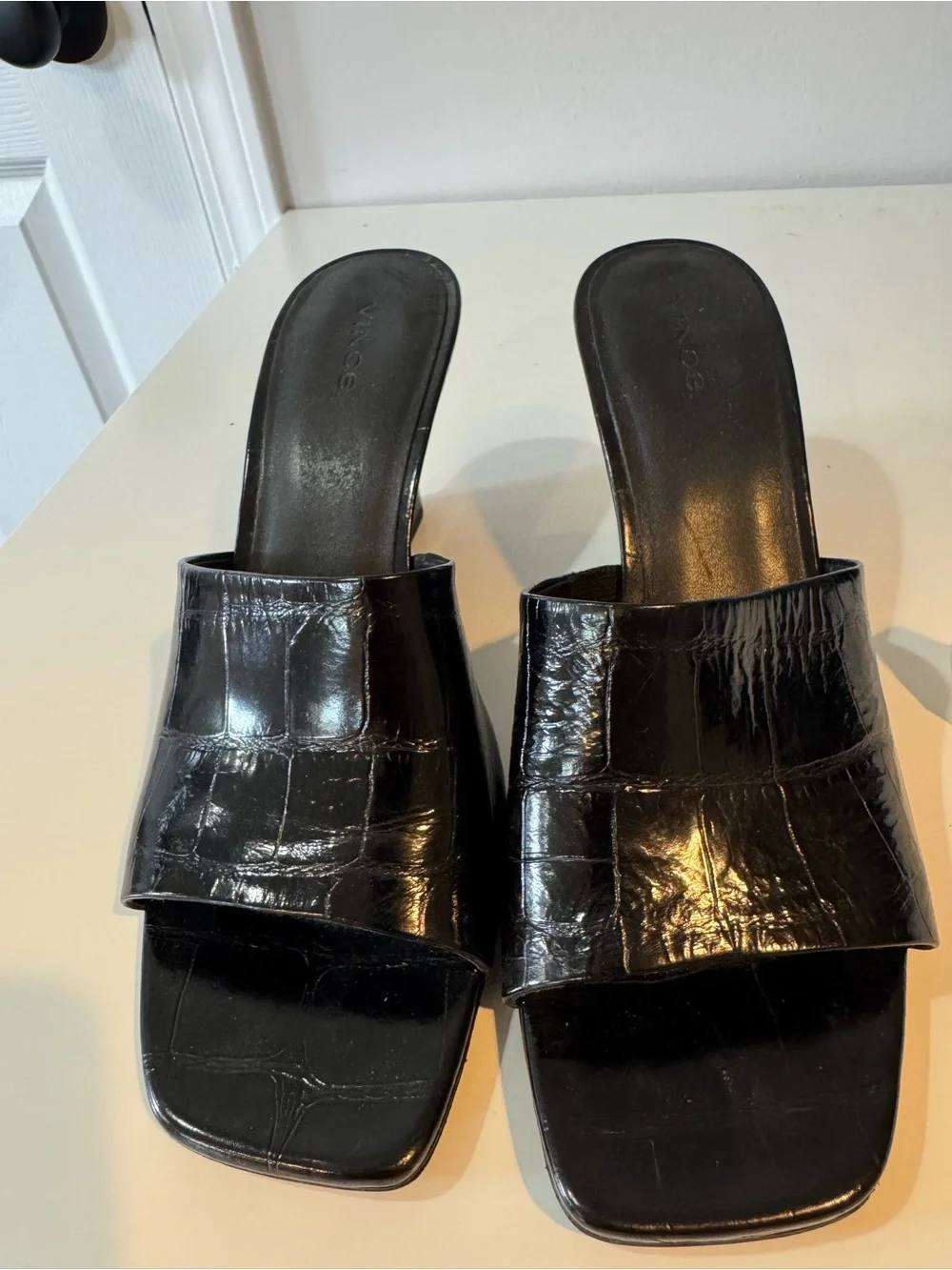 Vince sleek black